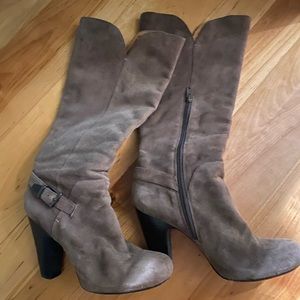 Tall heeled Suede Boots